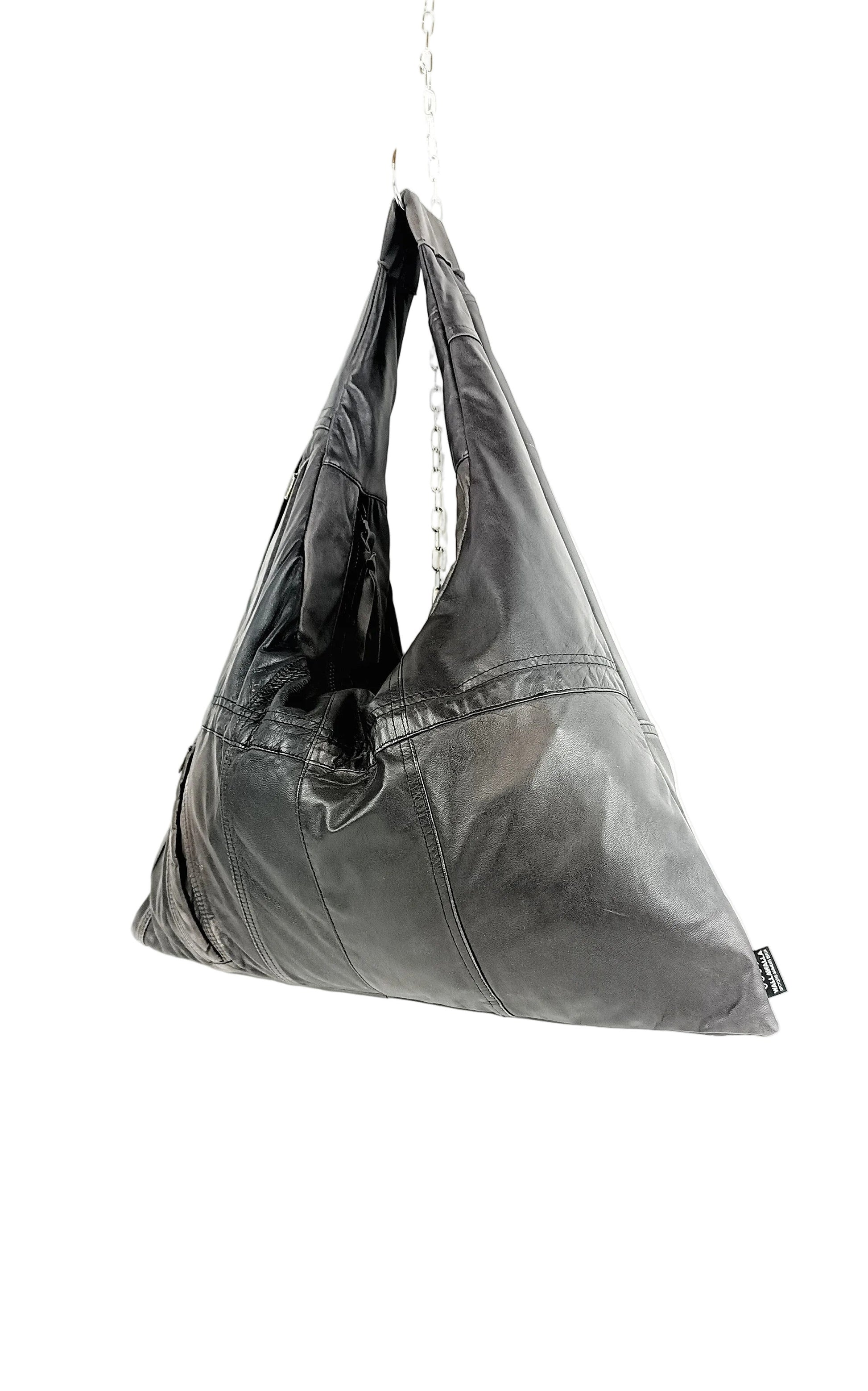 Rückansicht braune Triangle Bag aus aus Vintage Leder, handgemachtes Upcycling-Unikat von Wallawalla Berlin