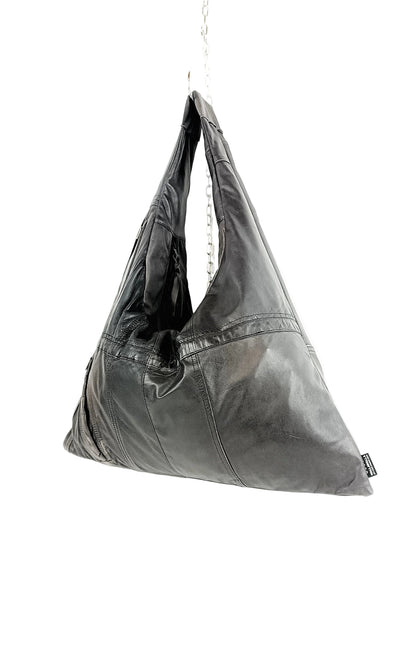 Rückansicht braune Triangle Bag aus aus Vintage Leder, handgemachtes Upcycling-Unikat von Wallawalla Berlin