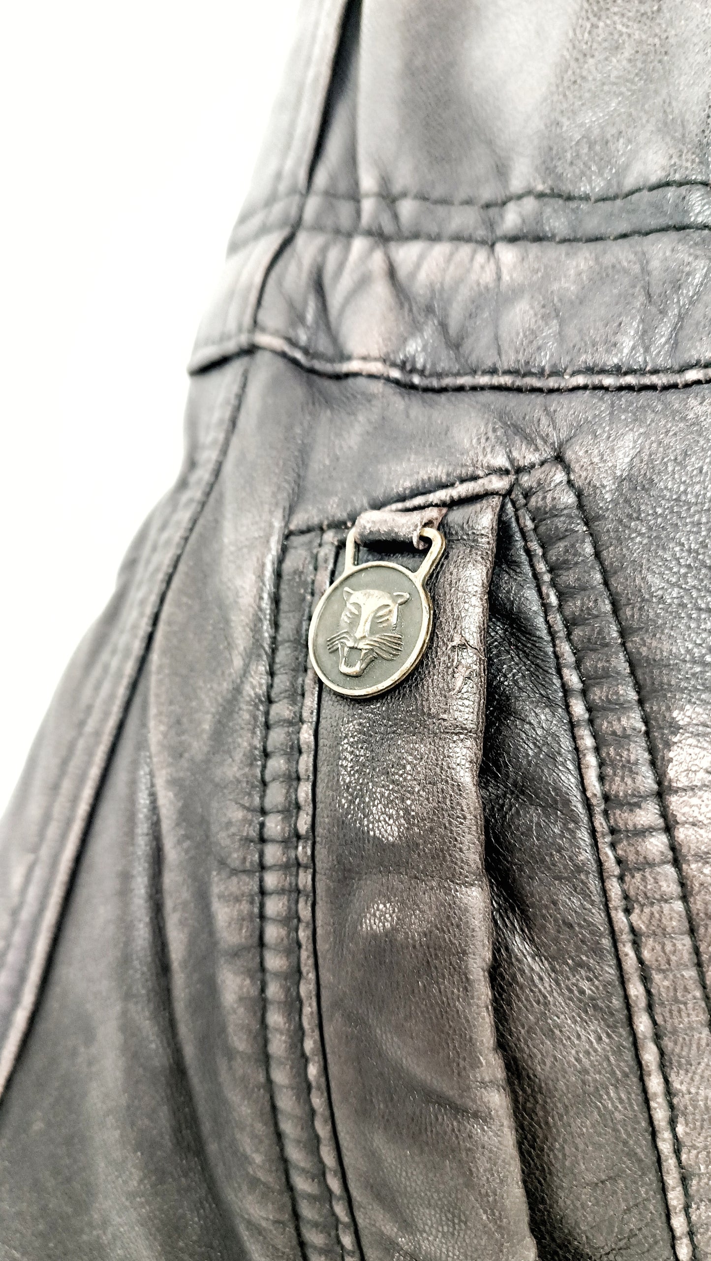 Detailansicht der lila Shopper Bag aus Leder mit Anhänger