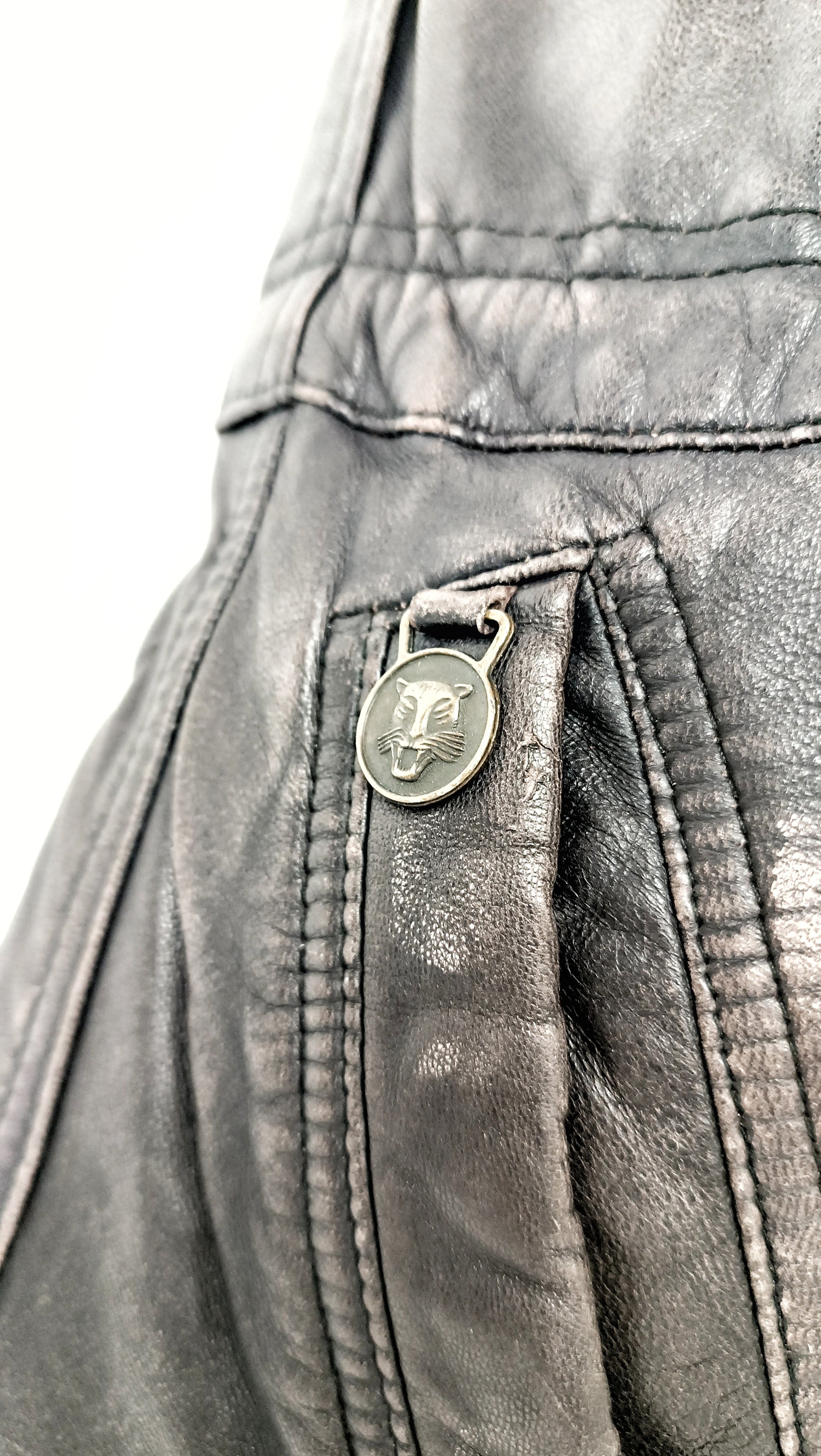 Detailansicht der lila Shopper Bag aus Leder mit Anhänger