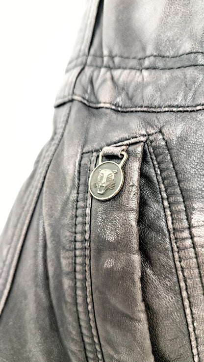 Detailansicht der lila Shopper Bag aus Leder mit Anhänger
