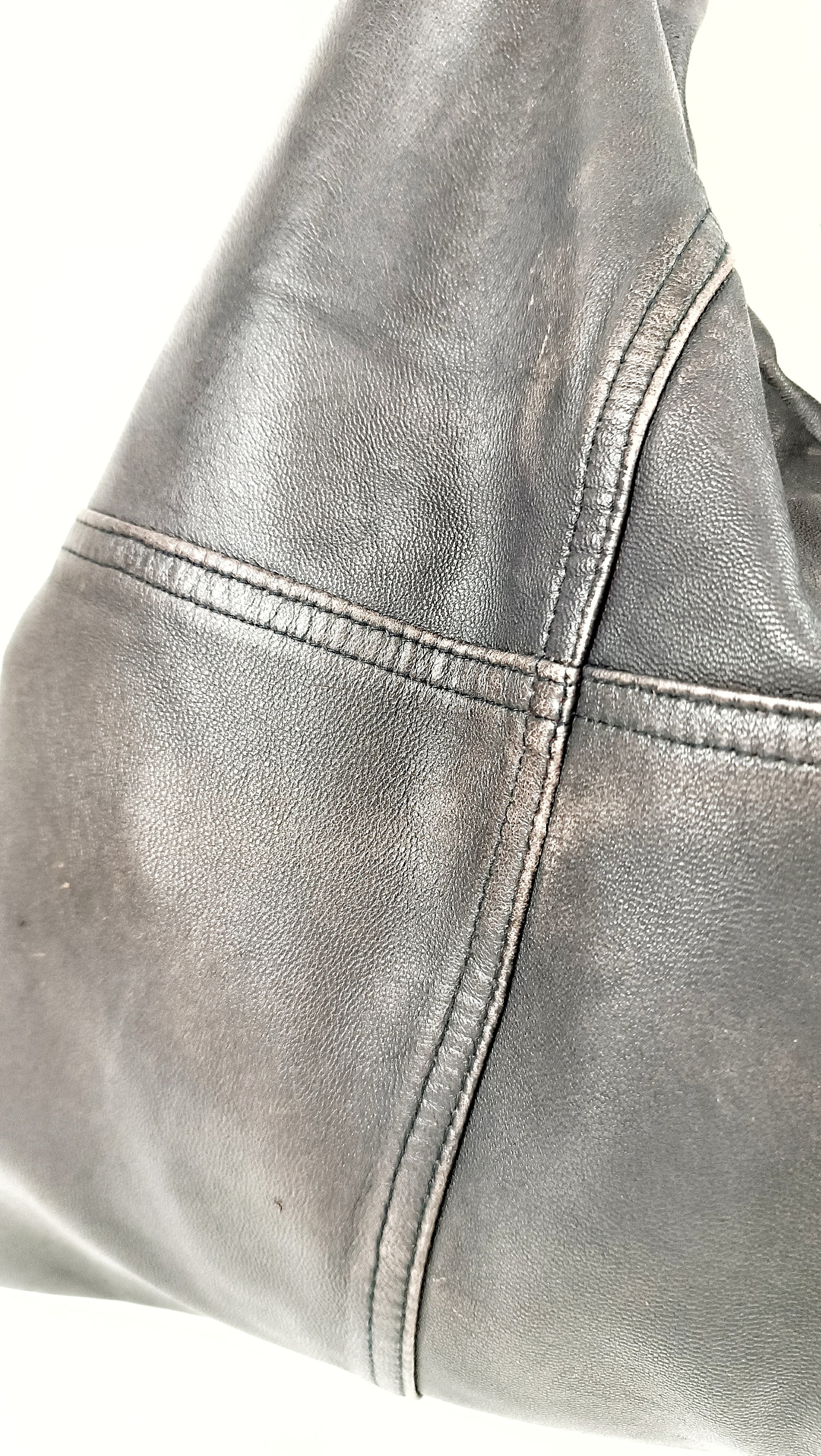 Detailansicht der lila Shopper Bag aus Vintage Leder mit Patina