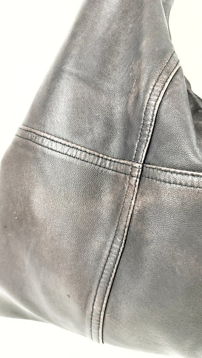 Detailansicht der lila Shopper Bag aus Vintage Leder mit Patina
