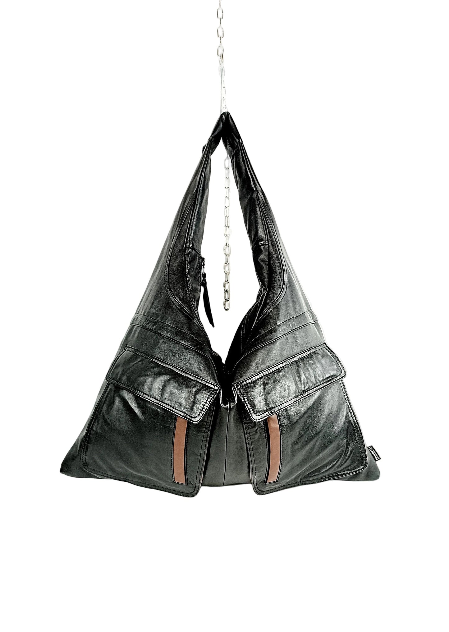 Schwarze Triangle Bag aus Glattleder mit großen Taschen, handgemachtes Upcycling-Unikat von Wallawalla Berlin