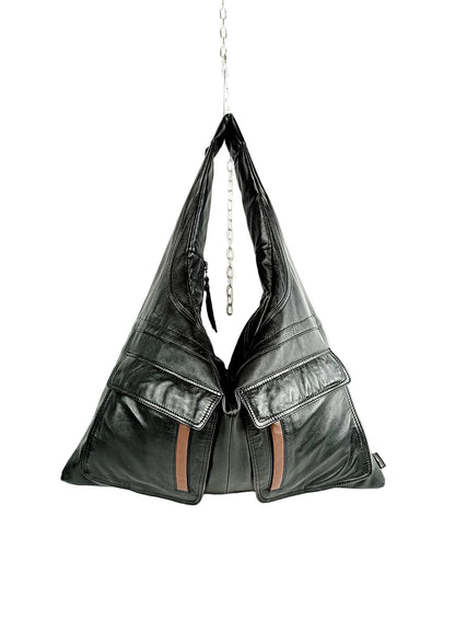 Schwarze Triangle Bag aus Glattleder mit großen Taschen, handgemachtes Upcycling-Unikat von Wallawalla Berlin