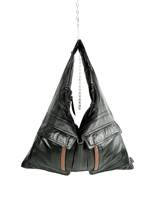 Schwarze Triangle Bag aus Glattleder mit großen Taschen, handgemachtes Upcycling-Unikat von Wallawalla Berlin