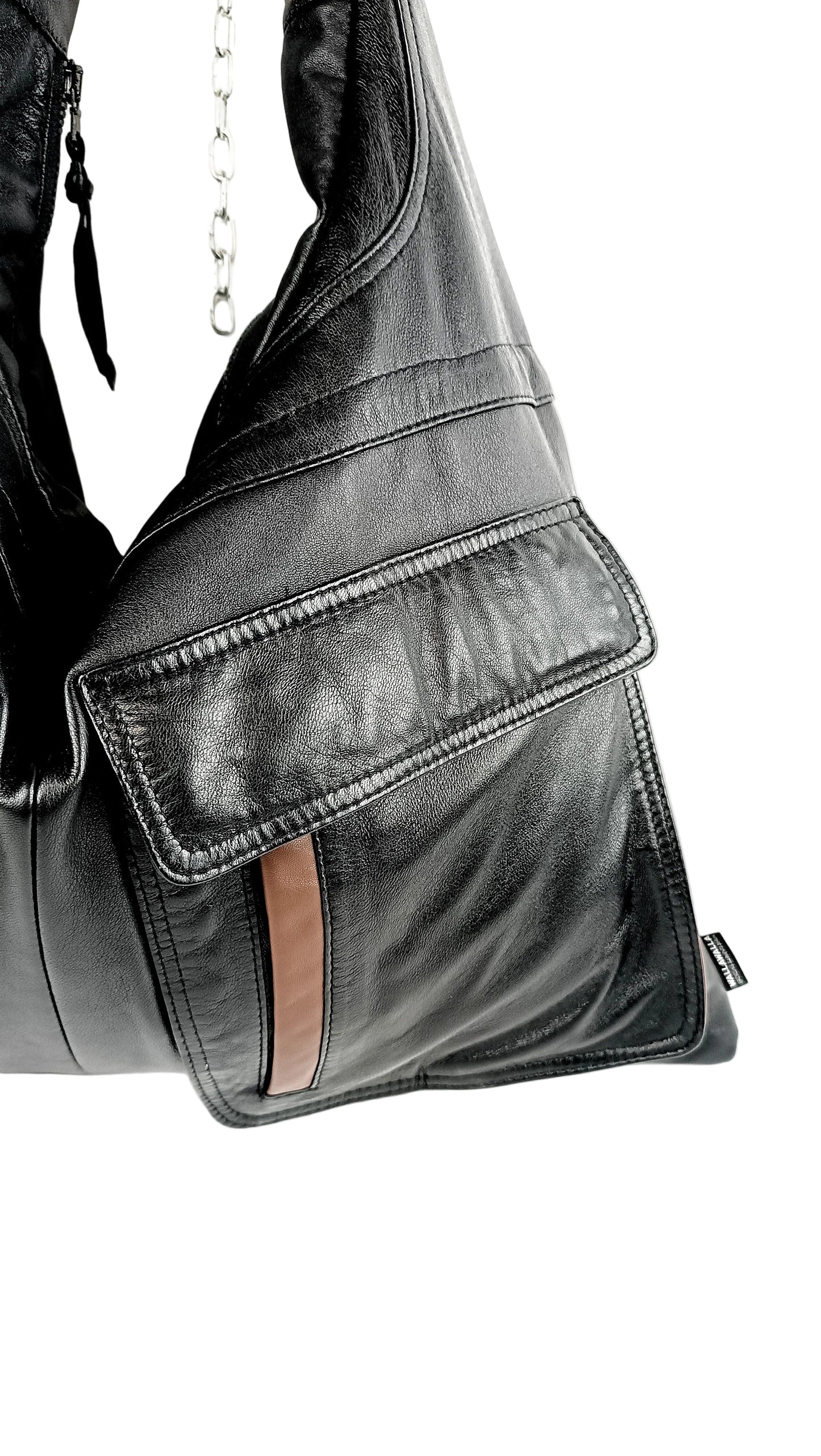Detailansicht der schwarzen Triangle Bag aus Glattleder mit extra großen Taschen