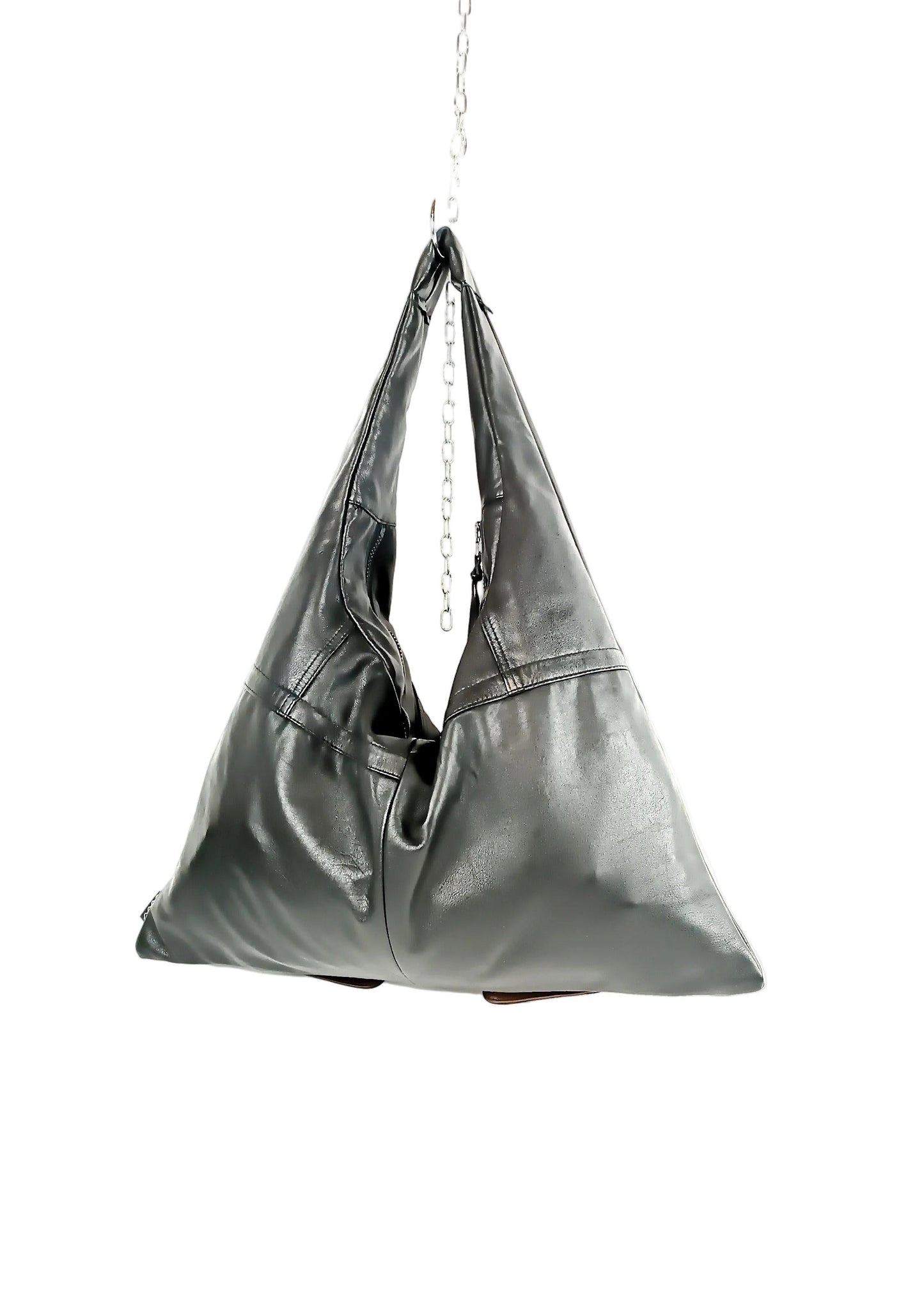 Rückenansicht schwarze Triangle Bag aus Glattleder, handgemachtes Upcycling-Unikat von Wallawalla Berlin