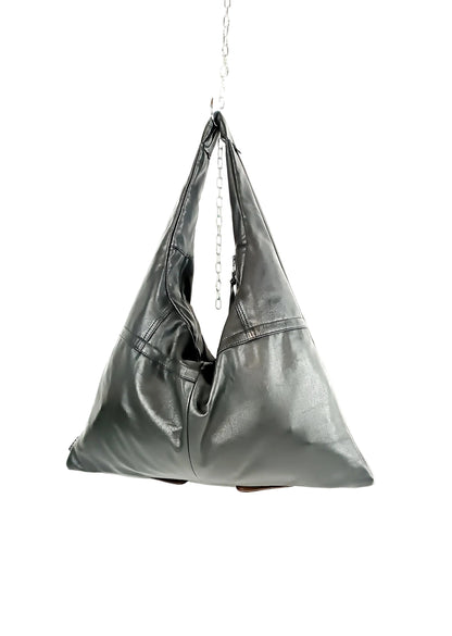 Rückenansicht schwarze Triangle Bag aus Glattleder, handgemachtes Upcycling-Unikat von Wallawalla Berlin
