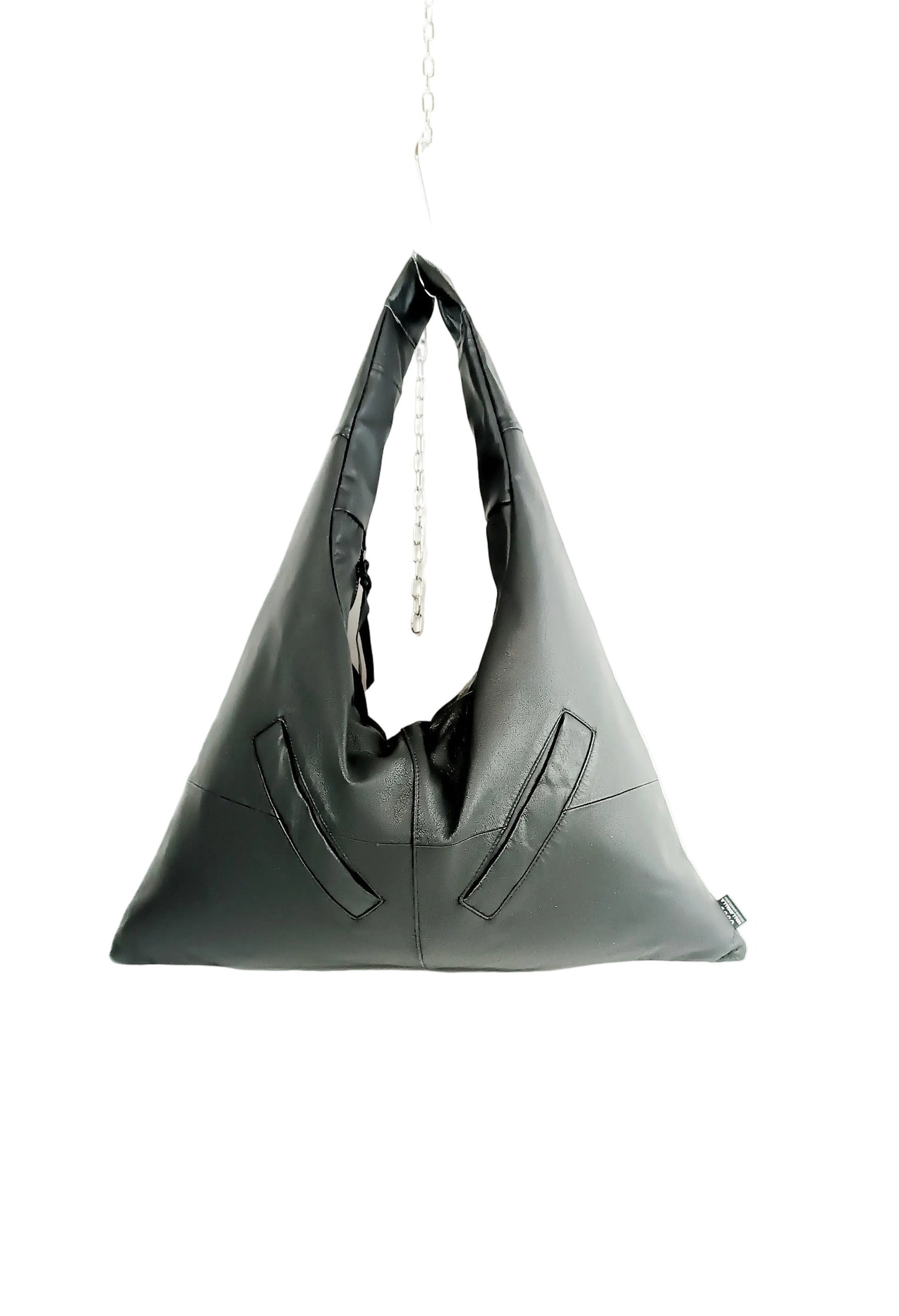 Schwarze Traingle Bag aus strukturiertem Leder handgemachtes Upcycling-Unikat von Wallawalla Berlin