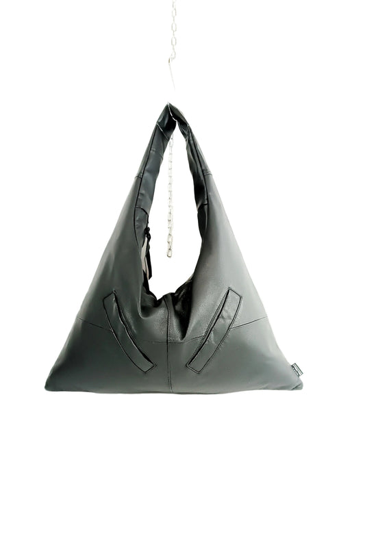 Schwarze Traingle Bag aus strukturiertem Leder handgemachtes Upcycling-Unikat von Wallawalla Berlin