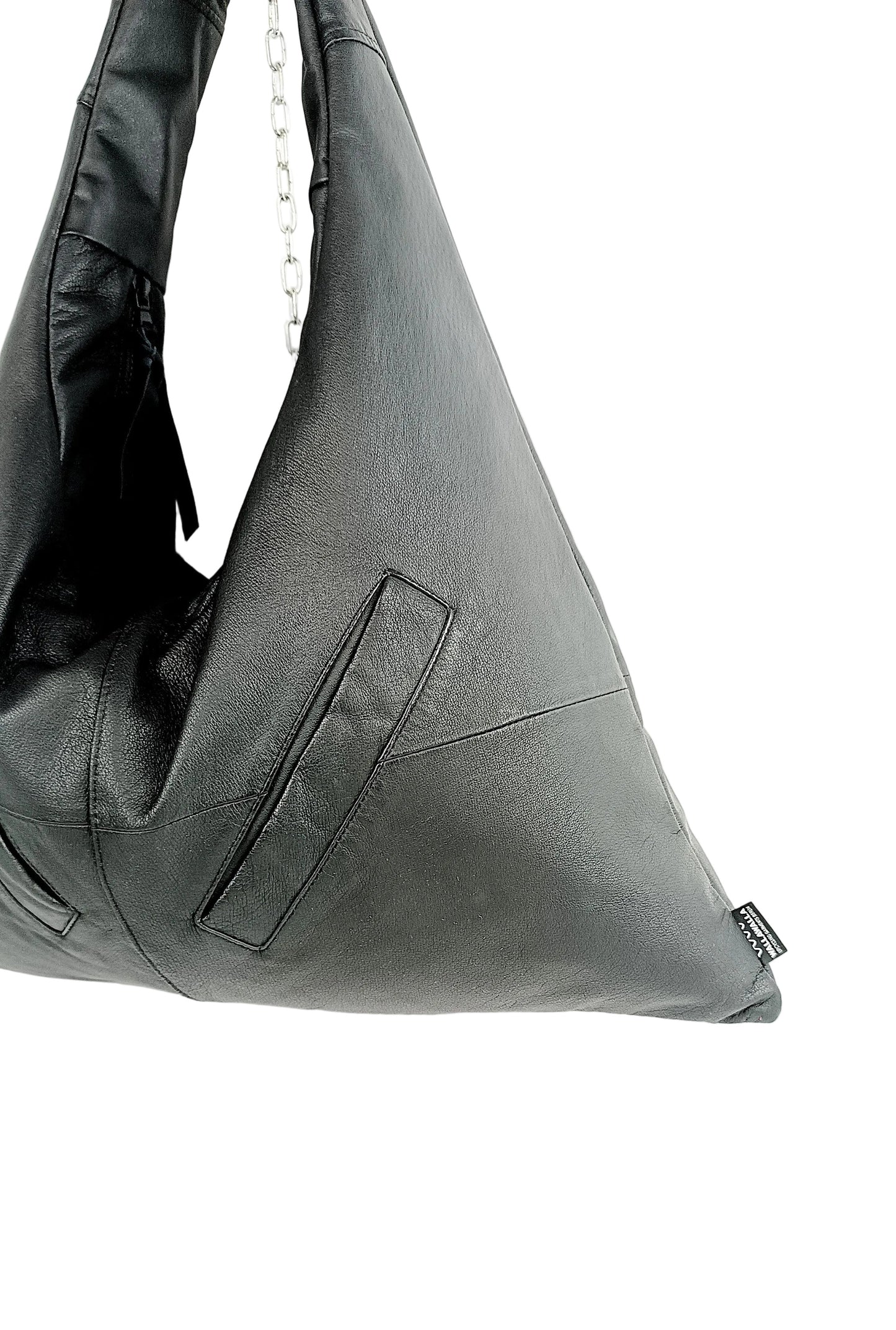 Detailansicht der schwarzen Shopper Bag aus Upcycling Material mit Außentasche