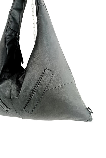 Detailansicht der schwarzen Shopper Bag aus Upcycling Material mit Außentasche