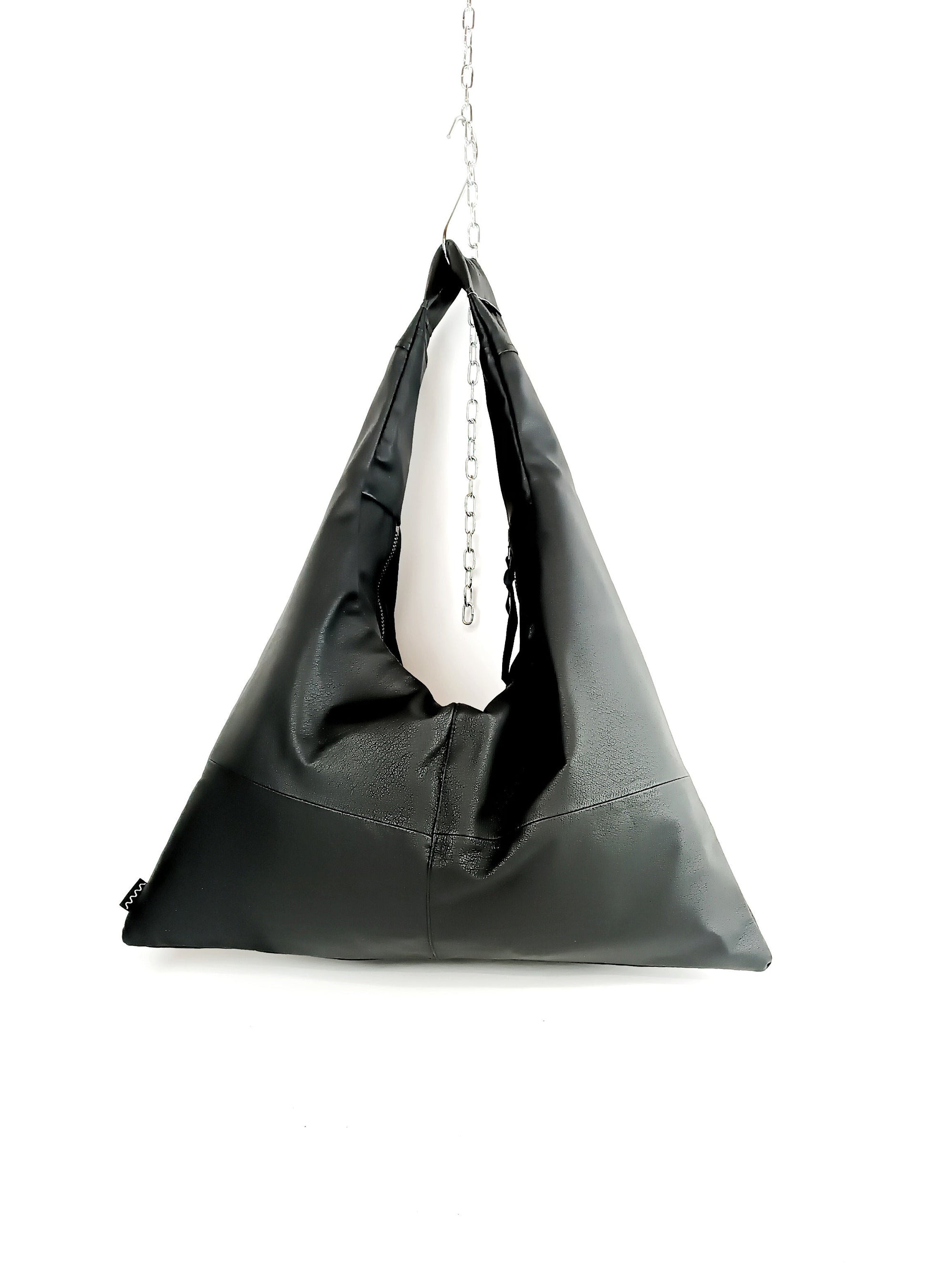 Rückenansicht Schwarze Triangle Bag aus strukturiertem Leder, handgemachtes Upcycling-Unikat von Wallawalla Berlin