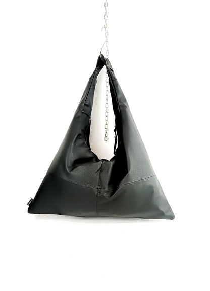 Rückenansicht Schwarze Triangle Bag aus strukturiertem Leder, handgemachtes Upcycling-Unikat von Wallawalla Berlin