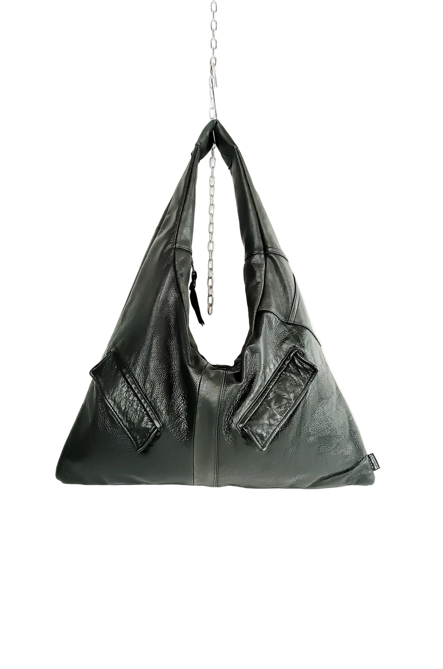 Schwarze Triangle Bag aus Nappaleder, handgemachtes Upcycling-Unikat von Wallawalla Berlin