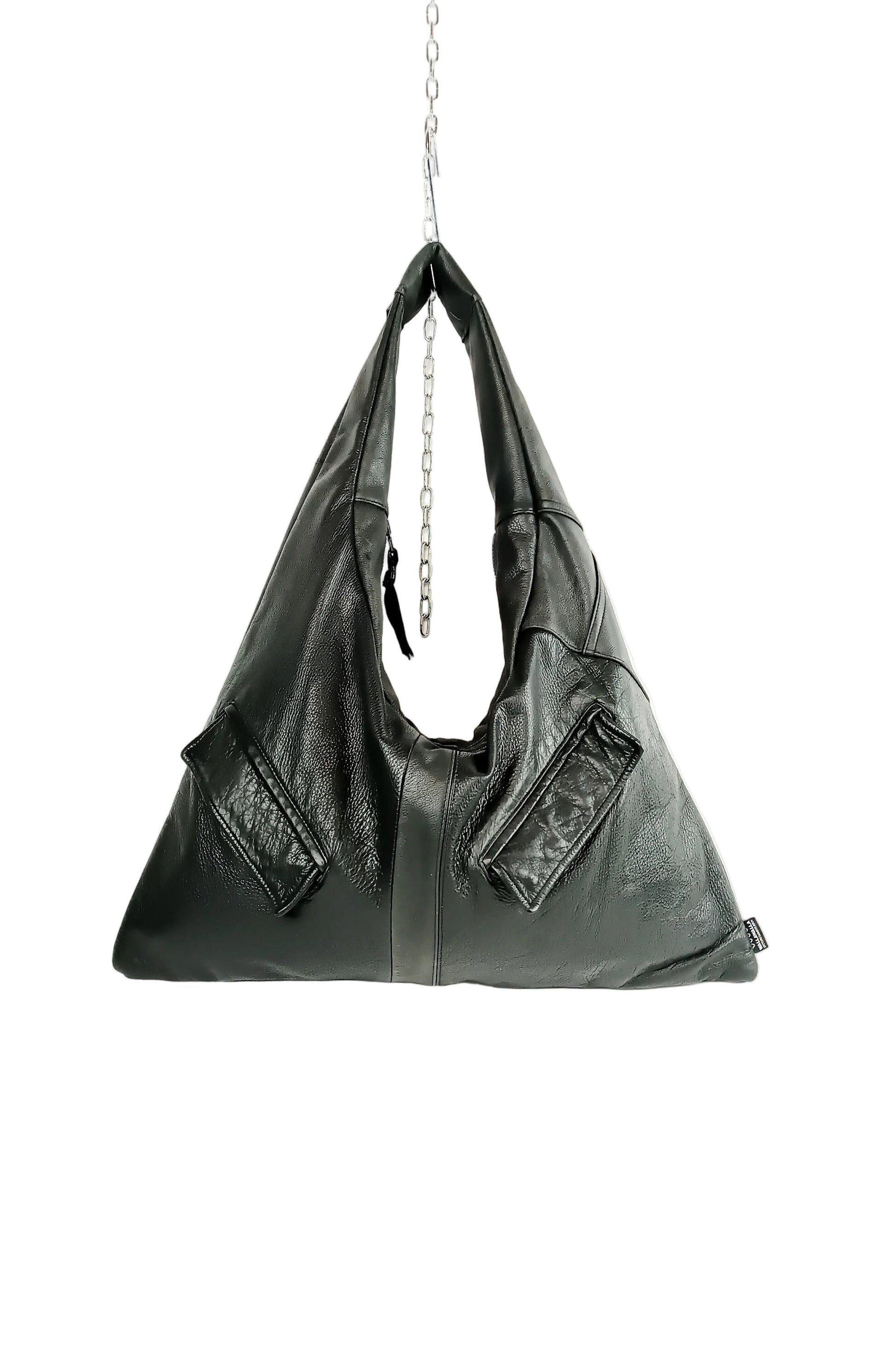 Schwarze Triangle Bag aus Nappaleder, handgemachtes Upcycling-Unikat von Wallawalla Berlin