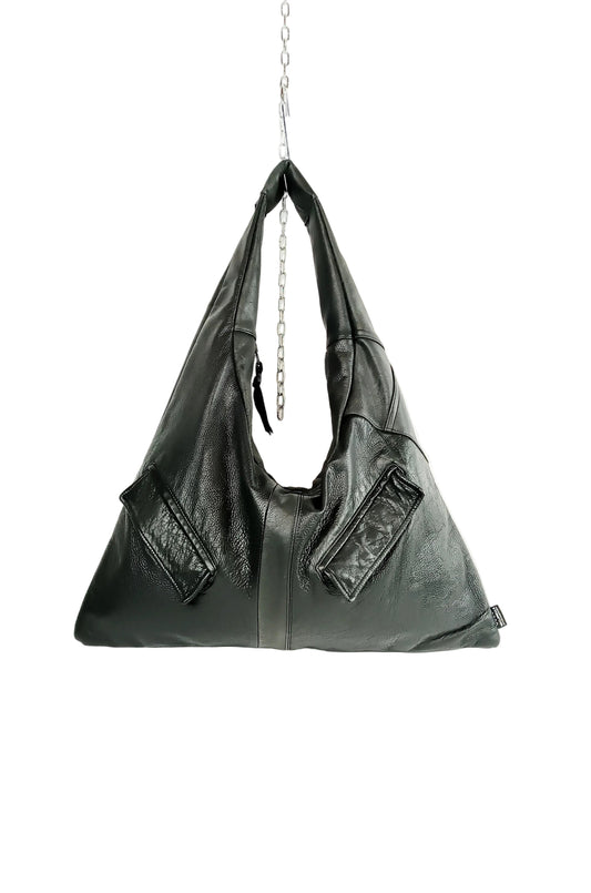 Schwarze Triangle Bag aus Nappaleder, handgemachtes Upcycling-Unikat von Wallawalla Berlin