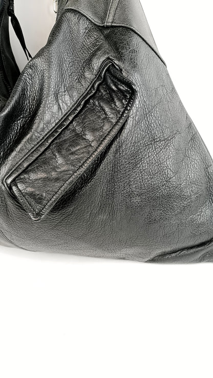 Detailansicht der schwarzen Triangle Bag aus Leder mit Pattentaschen