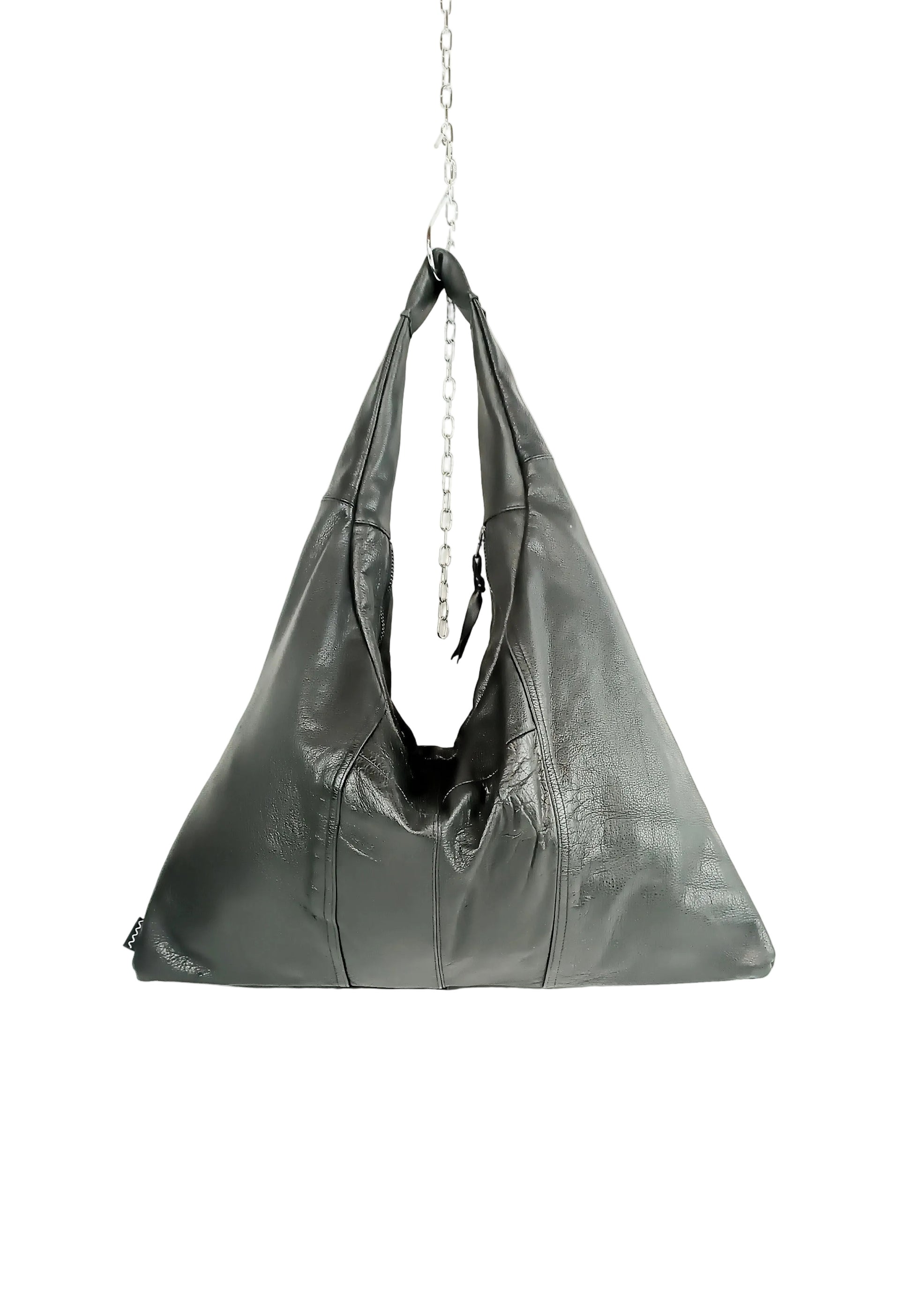 Rückenansicht der schwarzen Triangle Bag aus Leder 