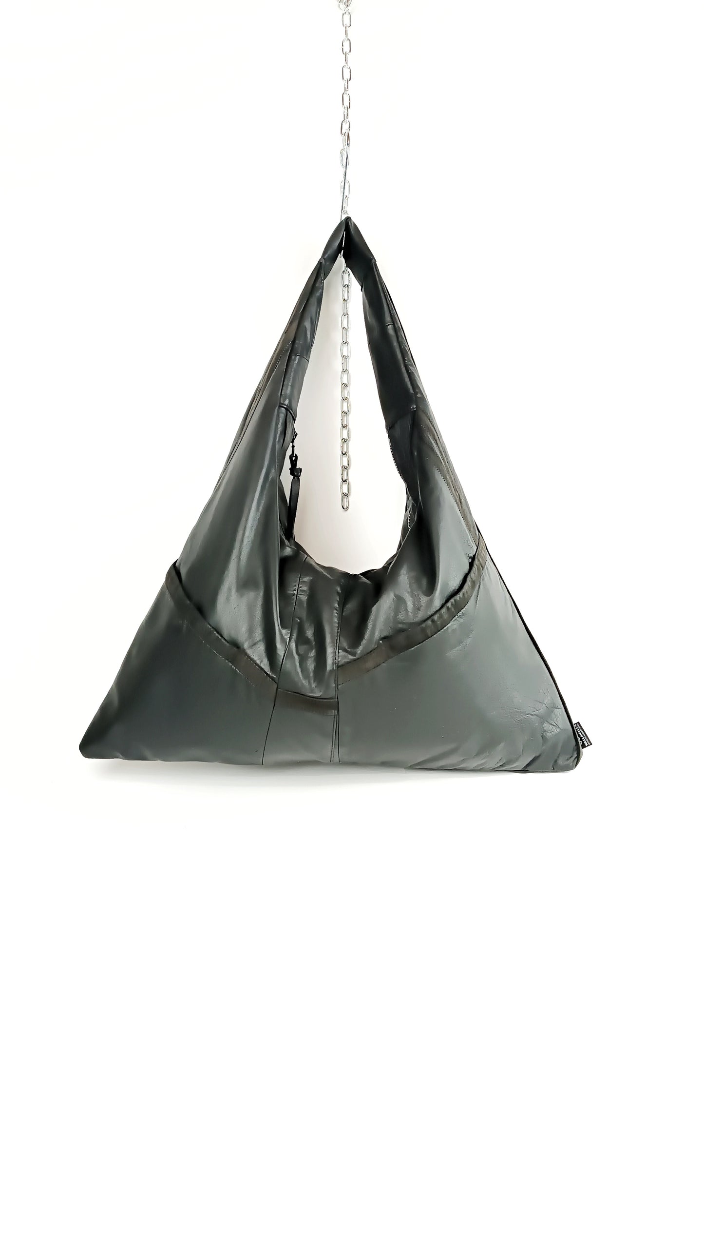 Schwarze Triangle Bag L aus Leder, handgemachtes Upcycling-Unikat von Wallawalla Berlin
