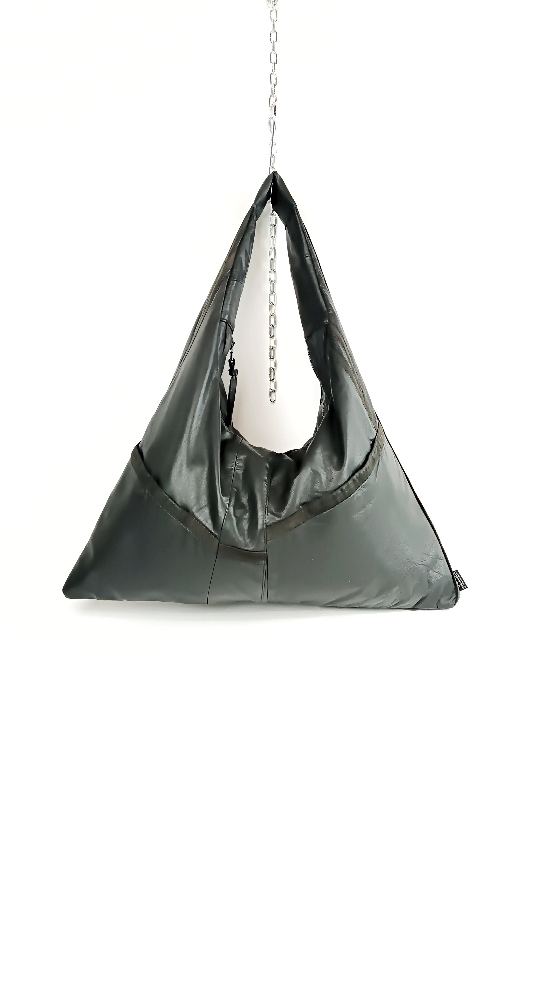 Schwarze Triangle Bag L aus Leder, handgemachtes Upcycling-Unikat von Wallawalla Berlin

