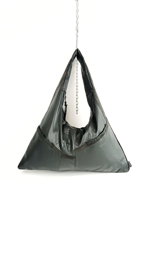 Schwarze Triangle Bag L aus Leder, handgemachtes Upcycling-Unikat von Wallawalla Berlin
