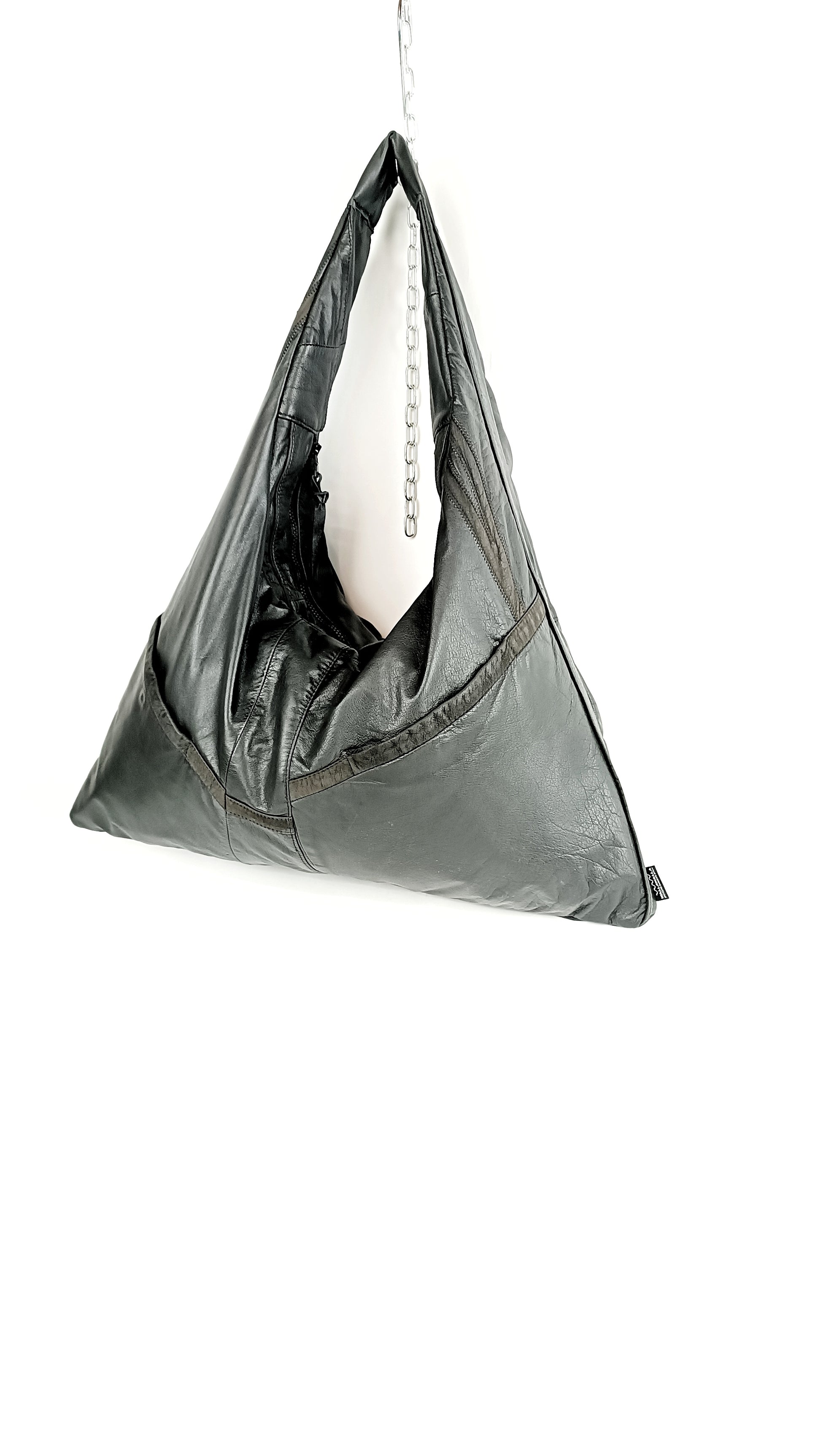 Vorderansicht Triangle Bag aus Leder, handgemachtes Upcycling-Unikat von Wallawalla Berlin