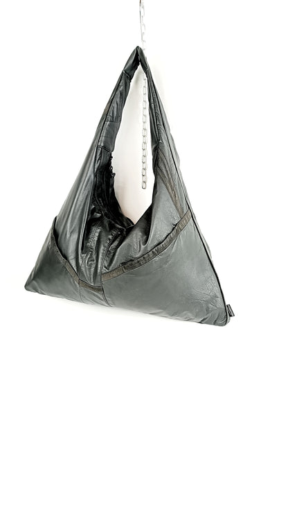 Vorderansicht Triangle Bag aus Leder, handgemachtes Upcycling-Unikat von Wallawalla Berlin
