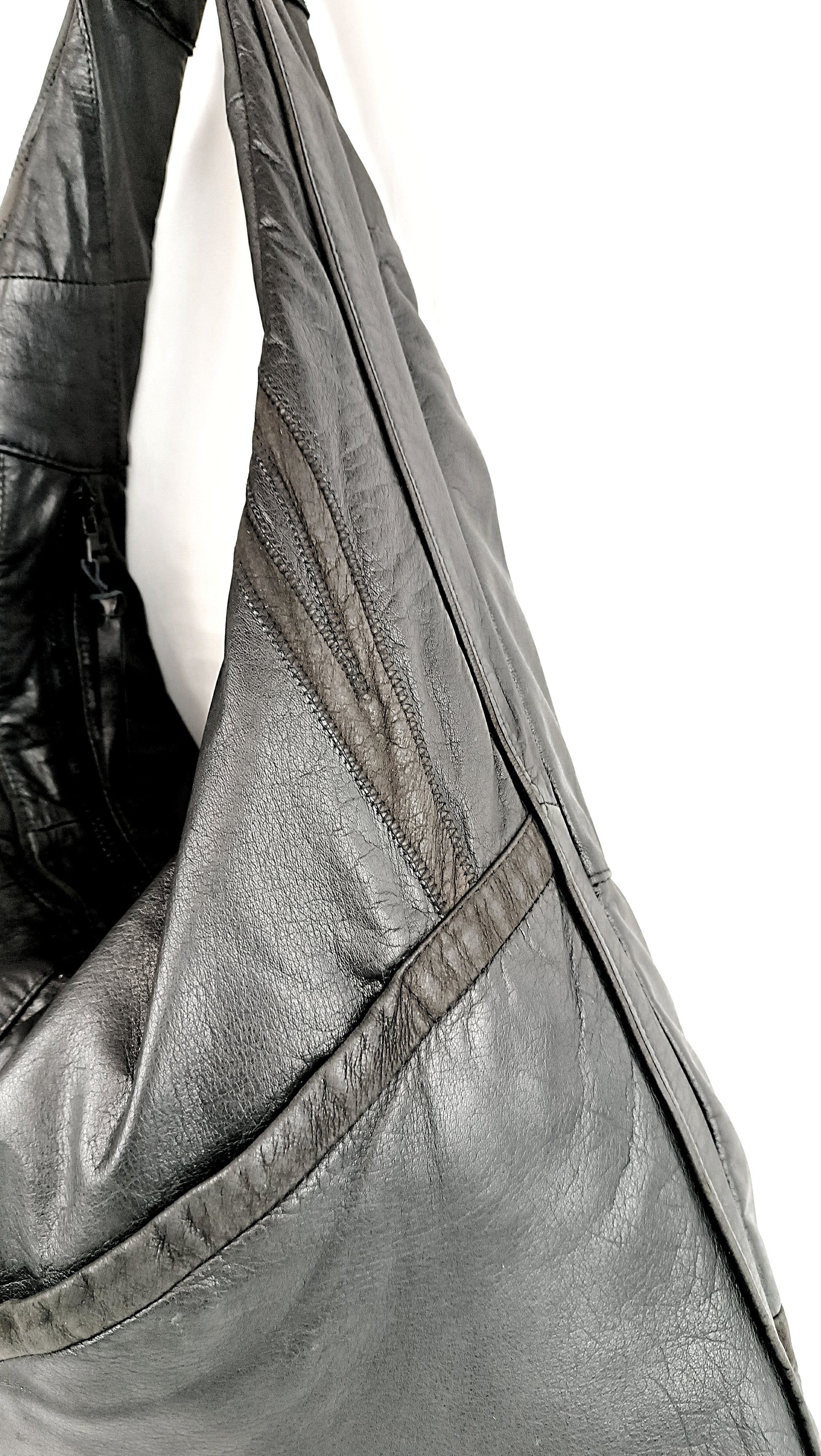 Detailansicht der schwarzen Shopper Bag aus Leder mit Detail aus braunen Wildleder