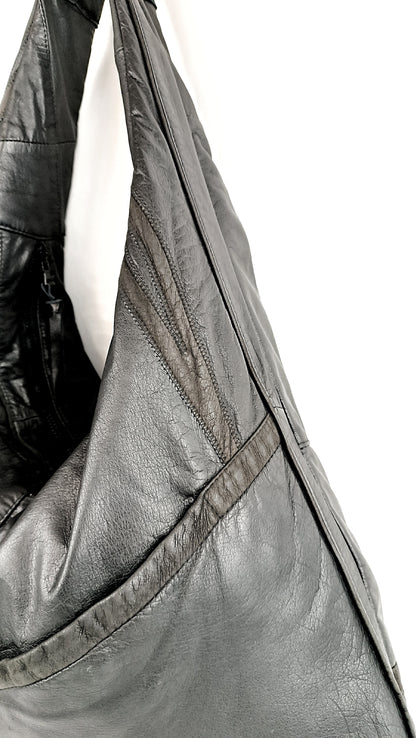 Detailansicht der schwarzen Shopper Bag aus Leder mit Detail aus braunen Wildleder
