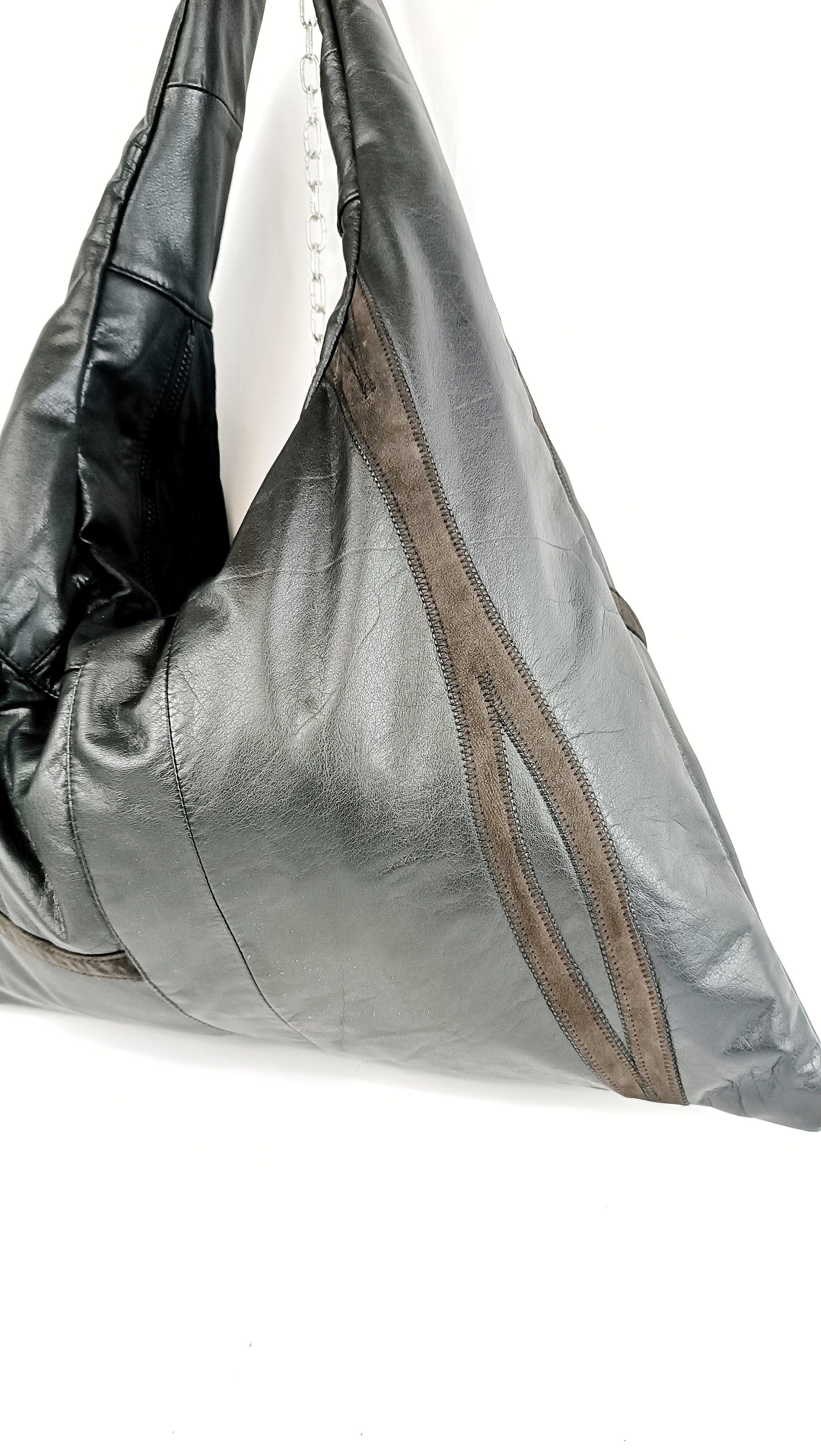 Detailansicht der schwarzen Shopper Bag aus Leder mit Verzierung aus braunen Wildleder