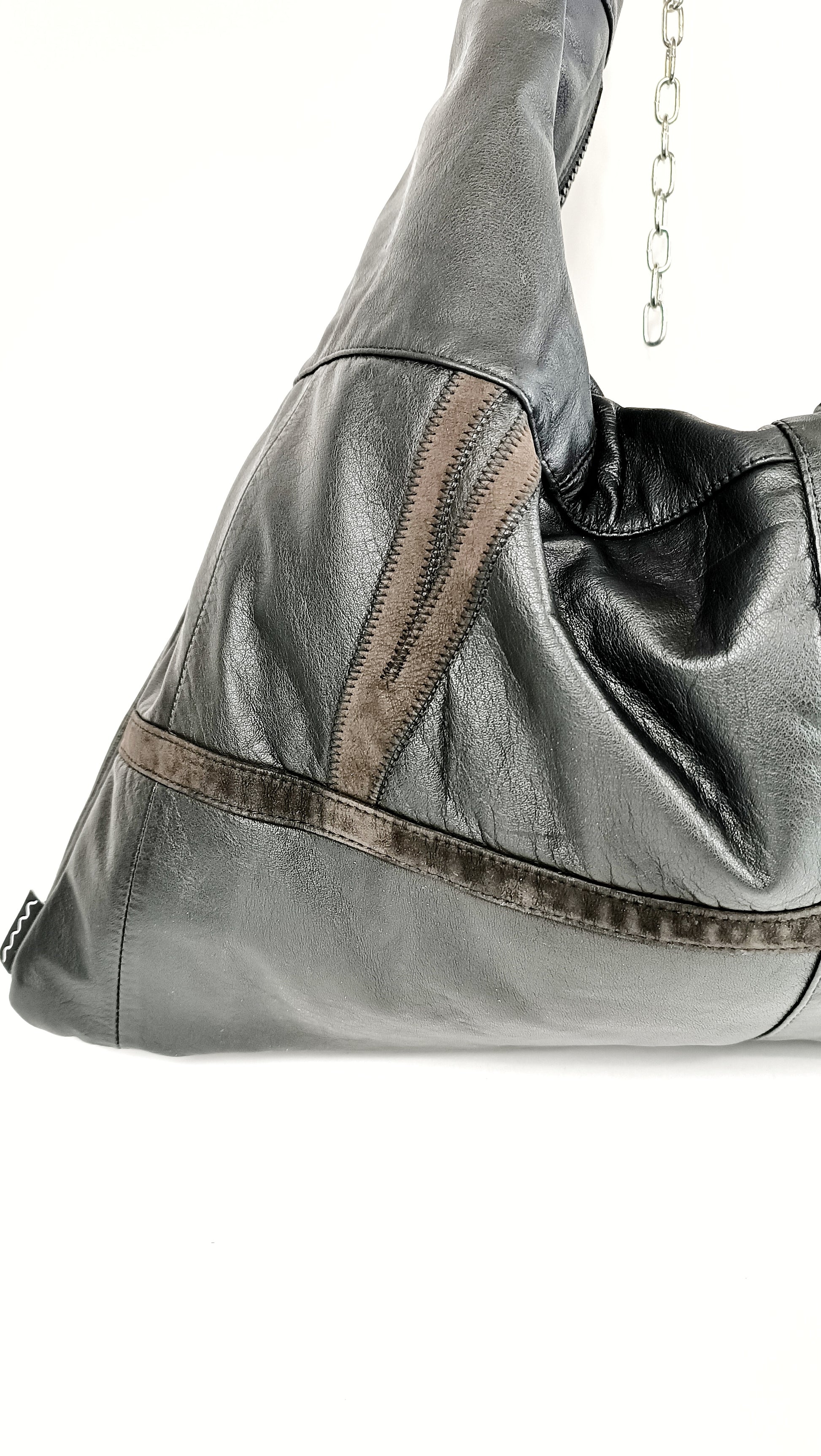 Detailansicht der schwarzen Shopper Bag aus Leder mit Detail aus braunen Wildleder