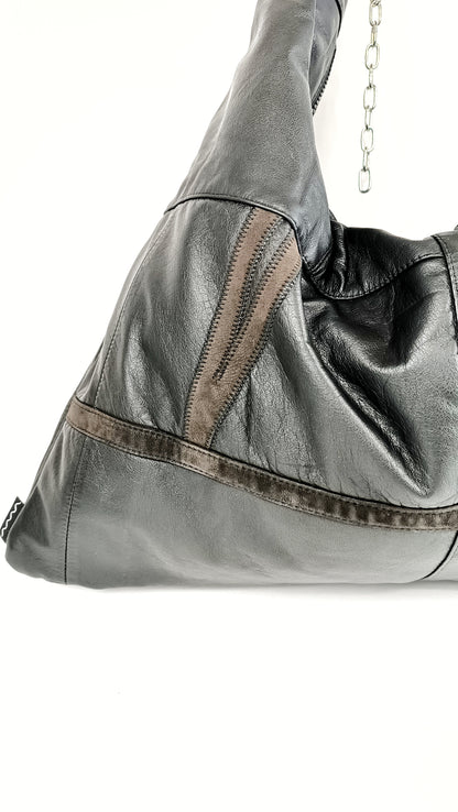 Detailansicht der schwarzen Shopper Bag aus Leder mit Detail aus braunen Wildleder