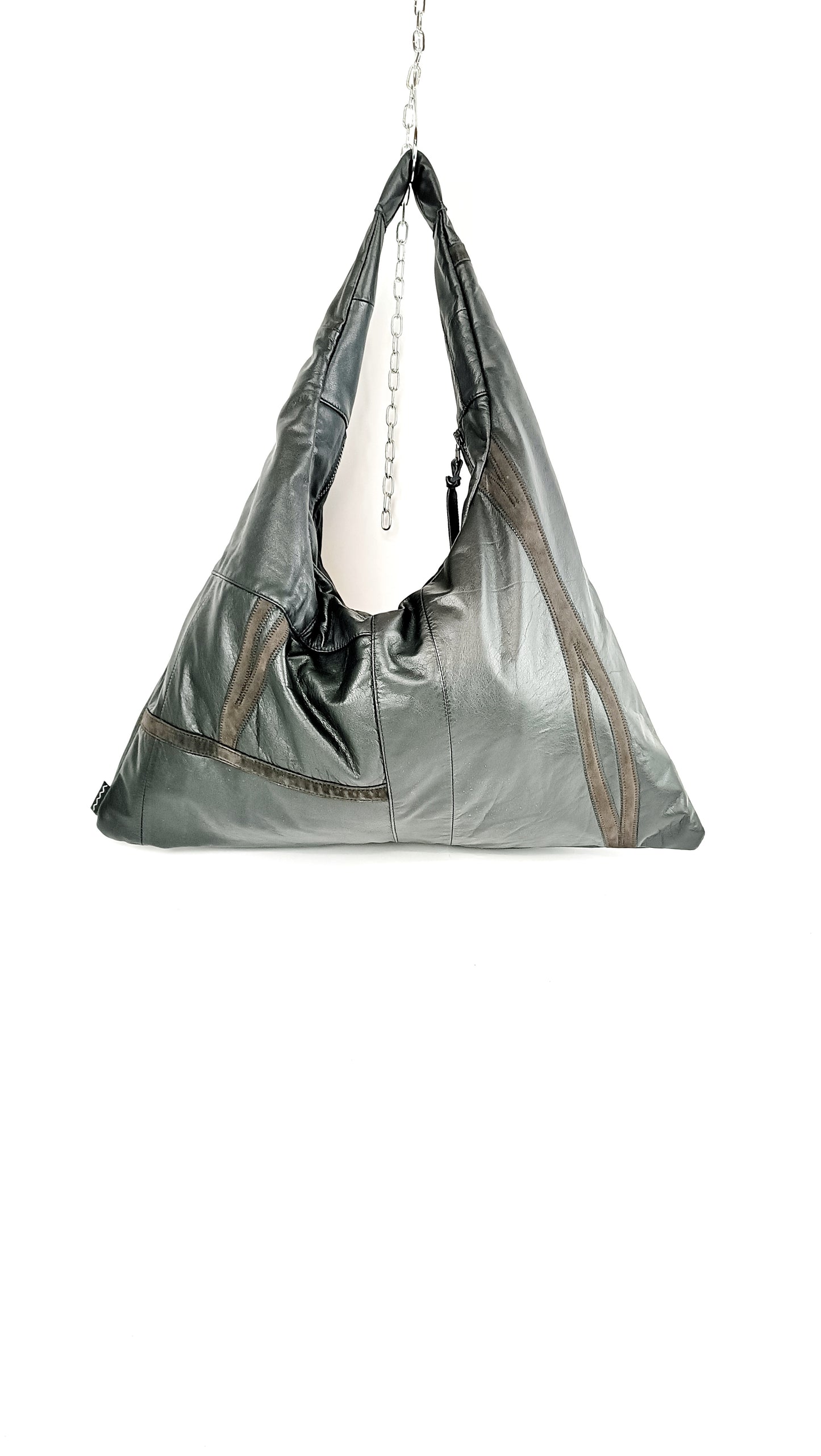 Rückenansicht schwarze Triangle Bag aus Leder, handgemachtes Upcycling-Unikat von Wallawalla Berlin