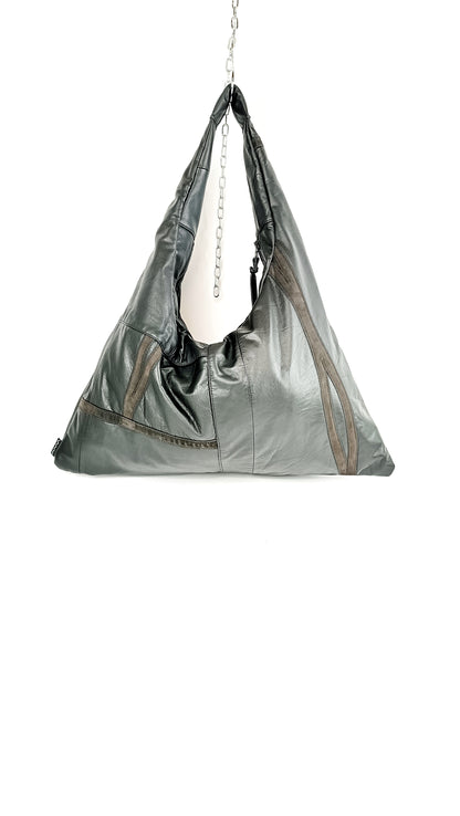 Rückenansicht schwarze Triangle Bag aus Leder, handgemachtes Upcycling-Unikat von Wallawalla Berlin