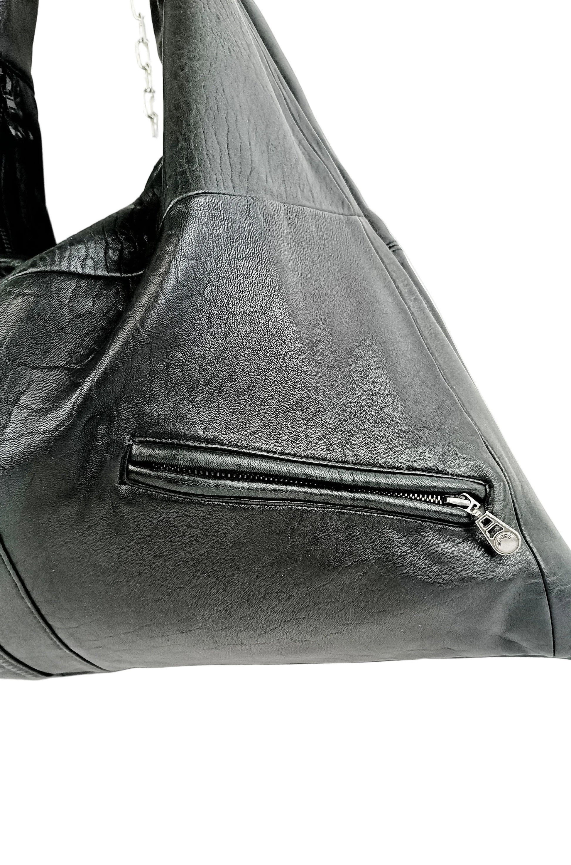 Detailansicht der schwarzen Triangle Bag aus Leder mit Außentasche
