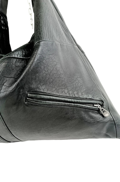 Detailansicht der schwarzen Triangle Bag aus Leder mit Außentasche
