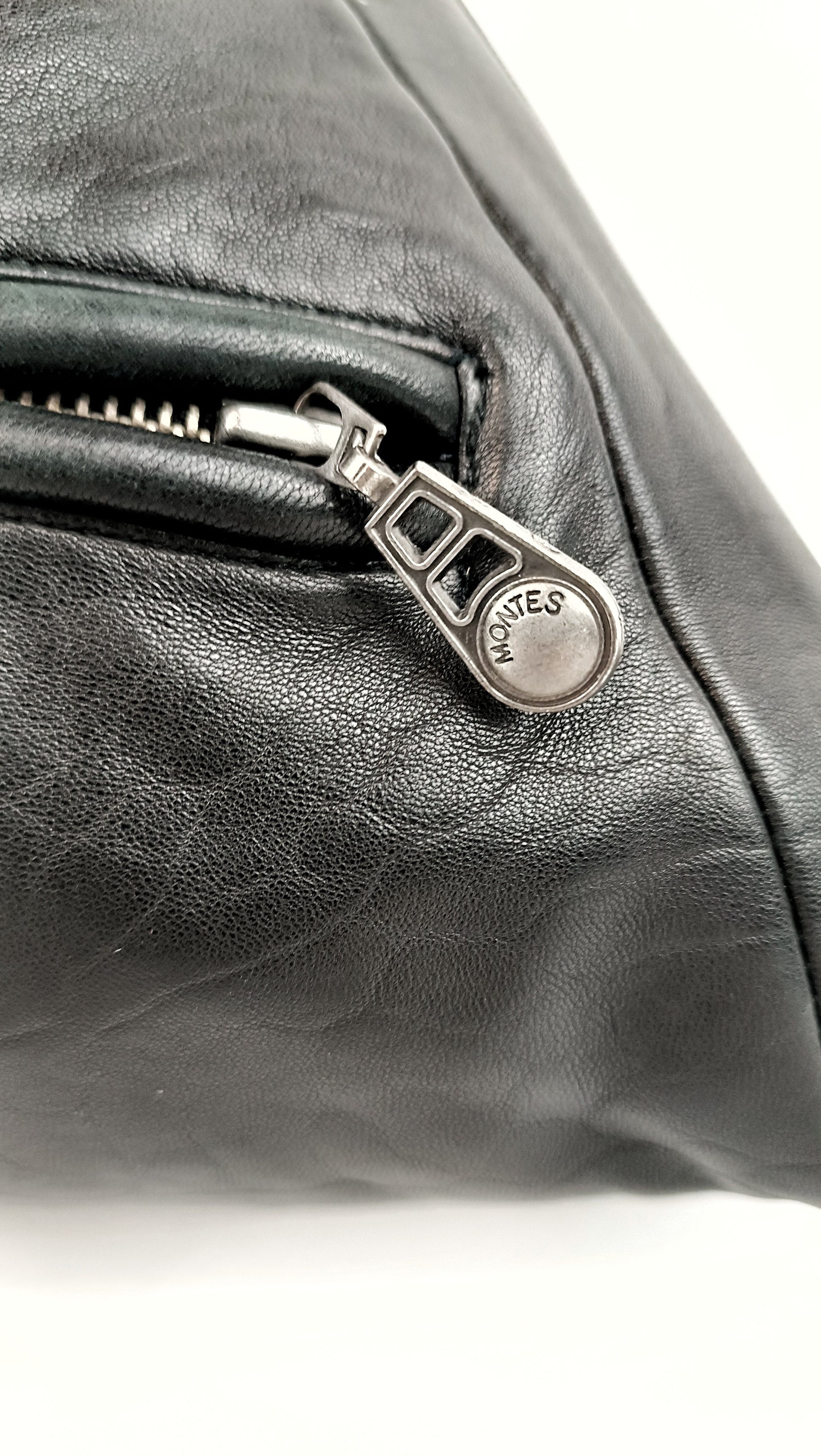 Detailansicht der  schwarzen Triangle Bag aus Nappaleder mit Vintage Reißverschlussanhänger
