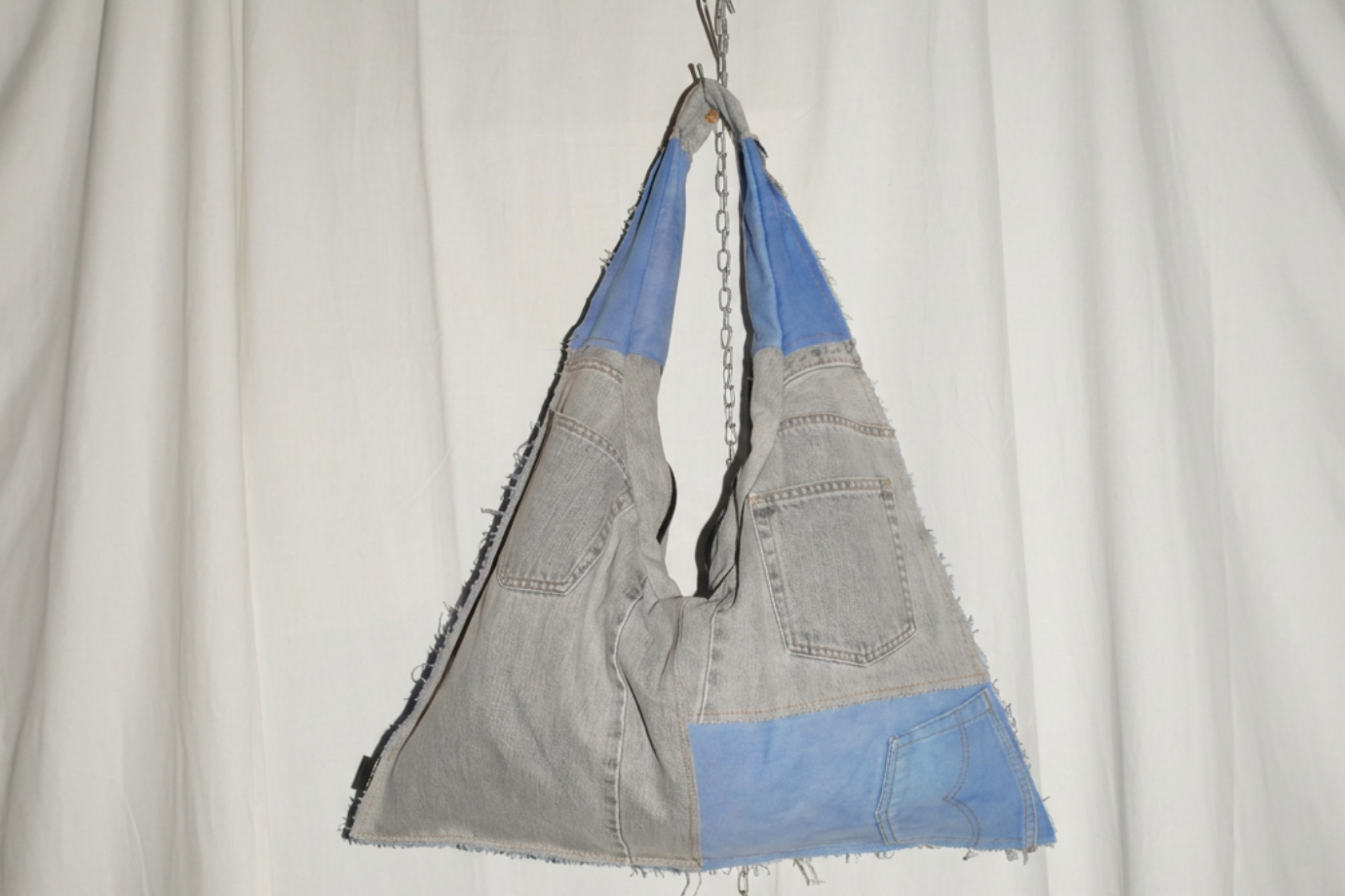 Denim Triangle Bag aus Jeans handgemachtes Upcycling-Unikat von Wallawalla Berlin