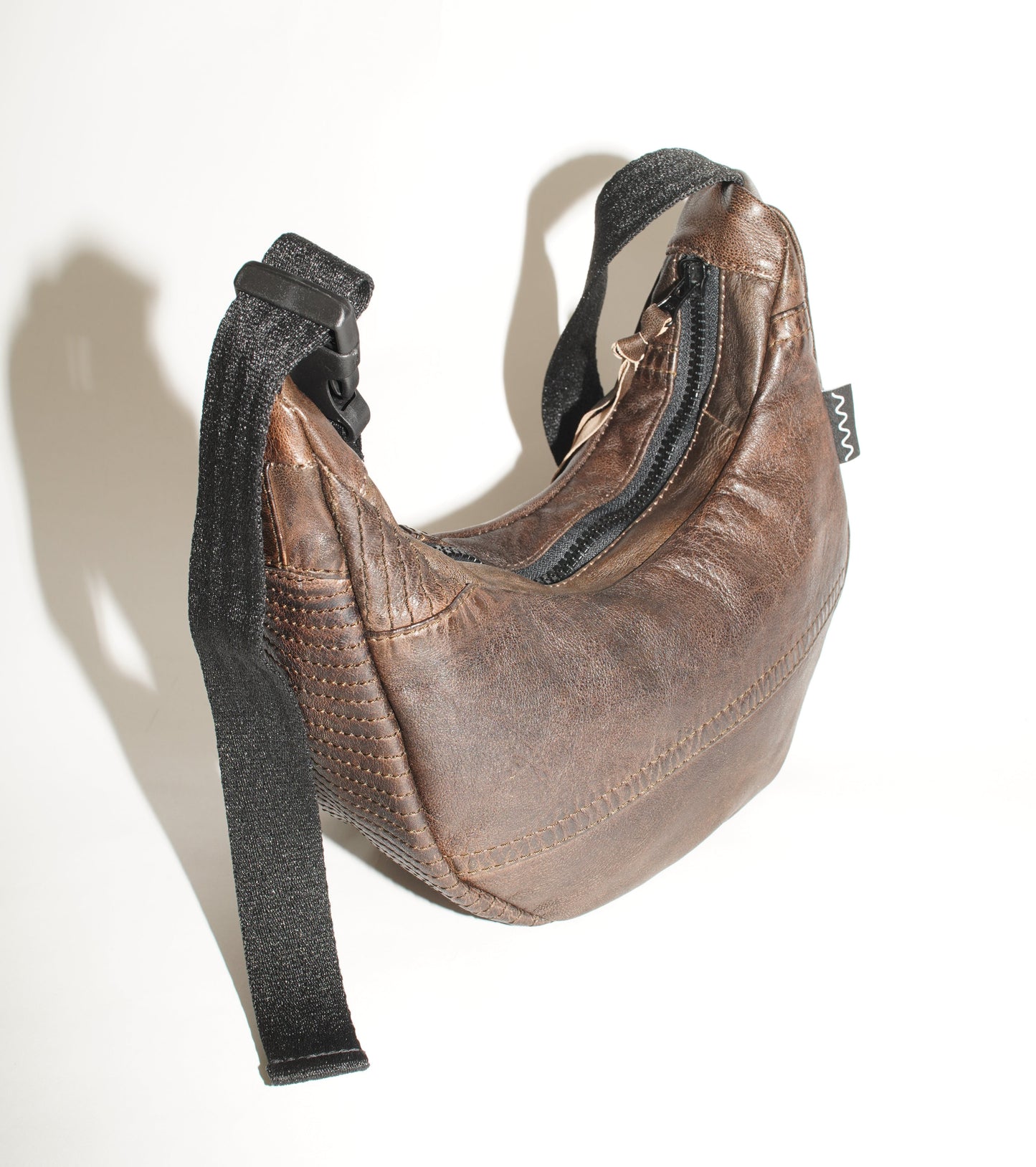 Seitenansicht wallawalla Crossbody Bag aus recyceltem Leder in Braun 