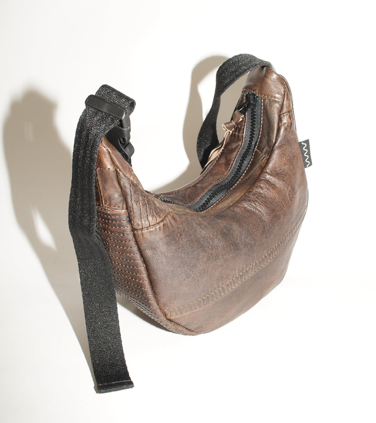 Seitenansicht wallawalla Crossbody Bag aus recyceltem Leder in Braun 