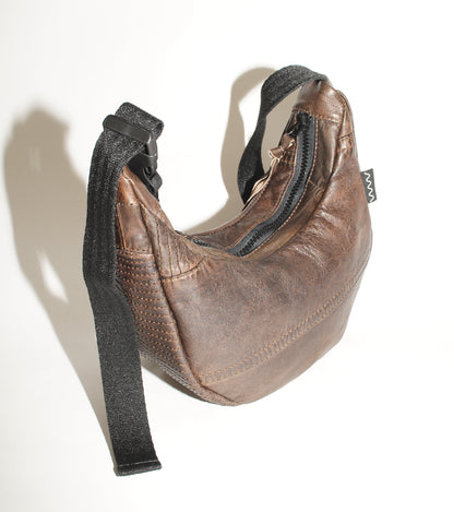 Seitenansicht wallawalla Crossbody Bag aus recyceltem Leder in Braun 