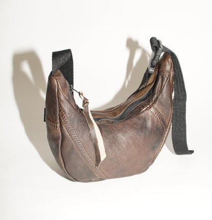 Frontalansicht wallawalla Crossbody Bag aus recyceltem Leder in Braun 
