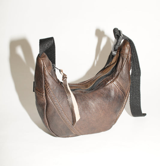 Frontalansicht wallawalla Crossbody Bag aus recyceltem Leder in Braun 