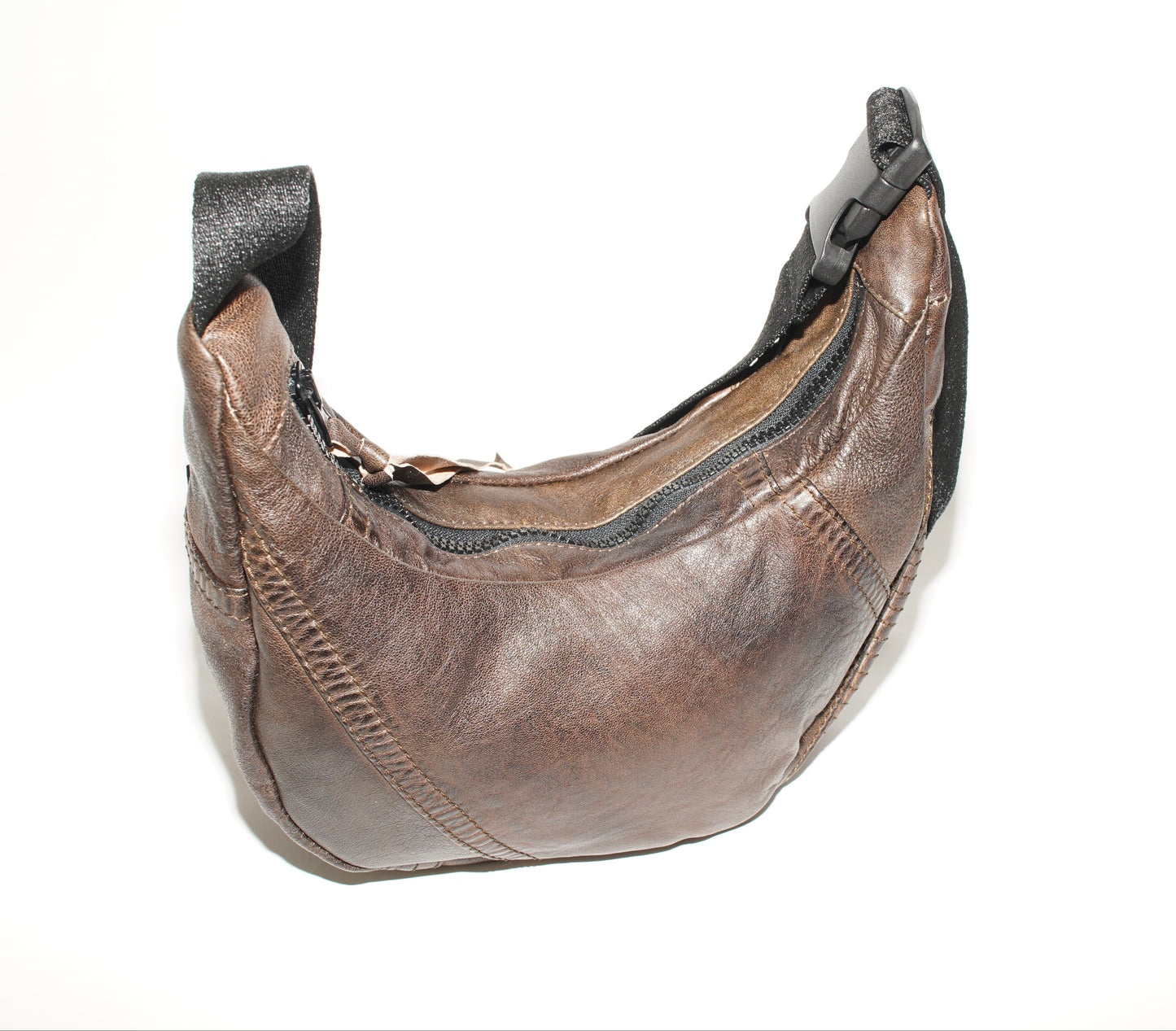 Rückansicht wallawalla Crossbody Bag aus recyceltem Leder in Braun 