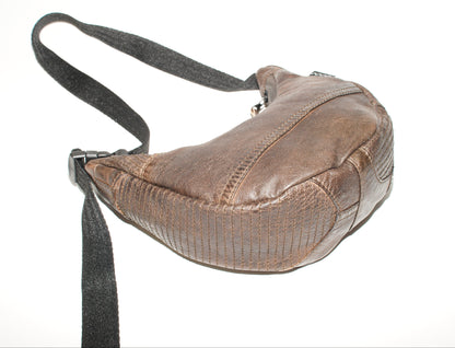 Bodenansicht wallawalla Crossbody Bag aus recyceltem Leder in Braun 