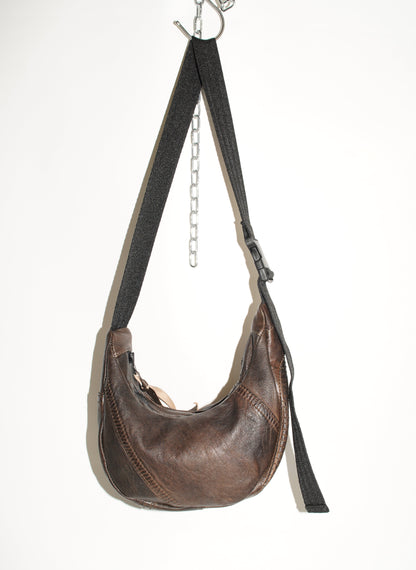 Frontalansicht wallawalla Crossbody Bag aus recyceltem Leder in Braun 