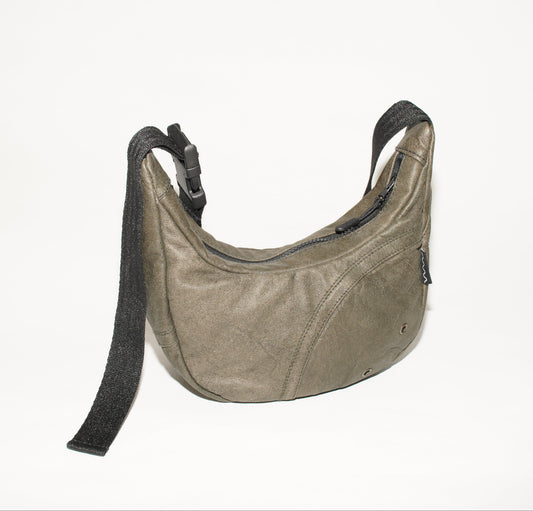 Frontalansicht wallawalla Crossbody Bag aus recyceltem Leder in Military Grün