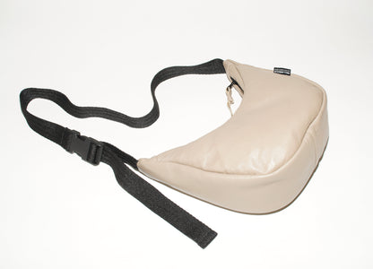 Seitliche Ansicht wallawalla Crossbody Bag aus recyceltem Leder in Beige